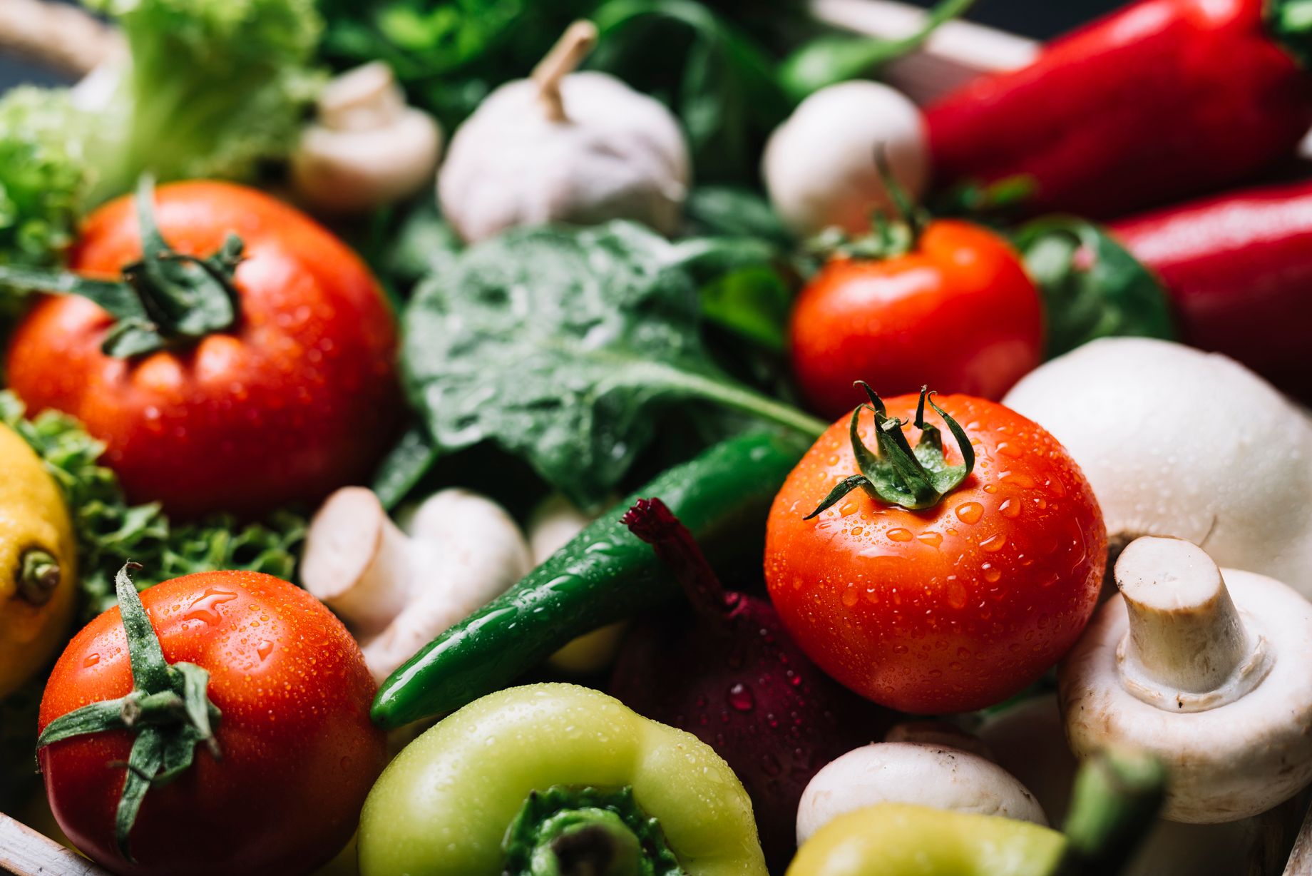 Які овочі корисніші сирими, ніж приготованими - фото 1