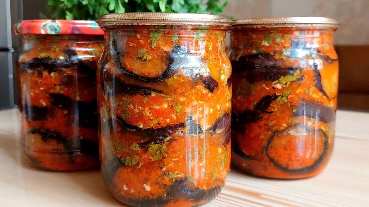 Як приготувати баклажани на зиму: три смачні рецепти консервації