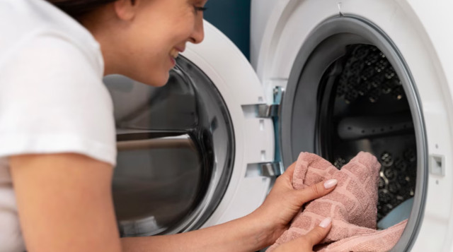 Ефективний метод очищення пральної машинки: господині поділились лайфхаком - фото 560671