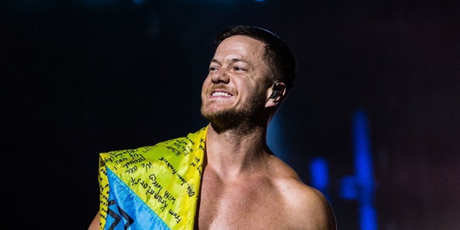 Знайшов хитрий спосіб: українець проніс прапор на концерт Imagine Dragons, попри заборону