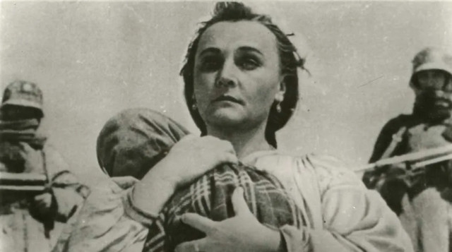 Наталія Ужвій в ролі Ольги Костюк / Кадр з фільму 'Райдуга'- фото 560823