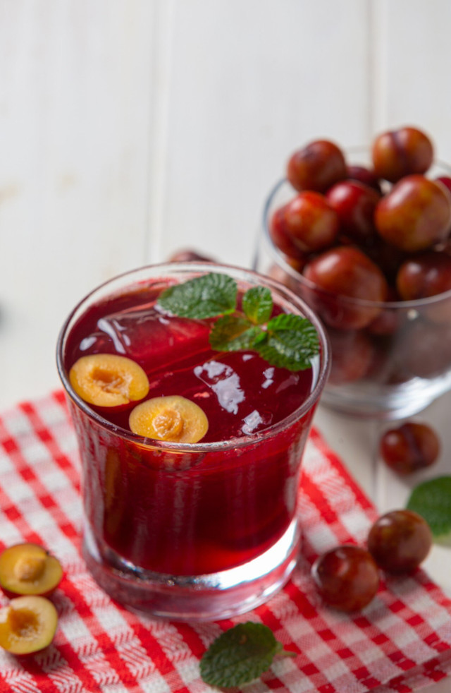 Скарб у вас під ногами: готуємо компот з аличі, рецепт якого випрошуватиме кума - фото 561065