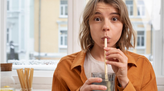 Використання соломинокпризводить до появи дрібних зморшок - фото 561265