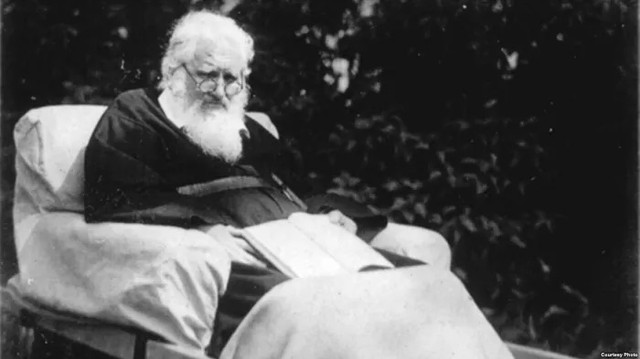 Андрей Шептицький у митрополичому саду, ймовірно 1942 - 1943 роки - фото 561337