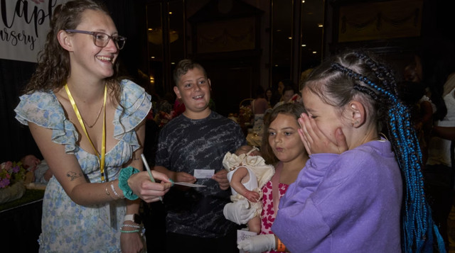 Келлі Мейпл роздавала автографи фанатам - фото 561408