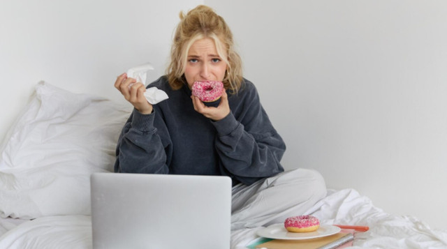 Шкідливі звички для подолання проблеми - заїдати стрес - фото 561419