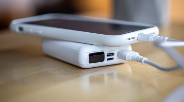 Заряджайте смартфон протягом дня - фото 561514