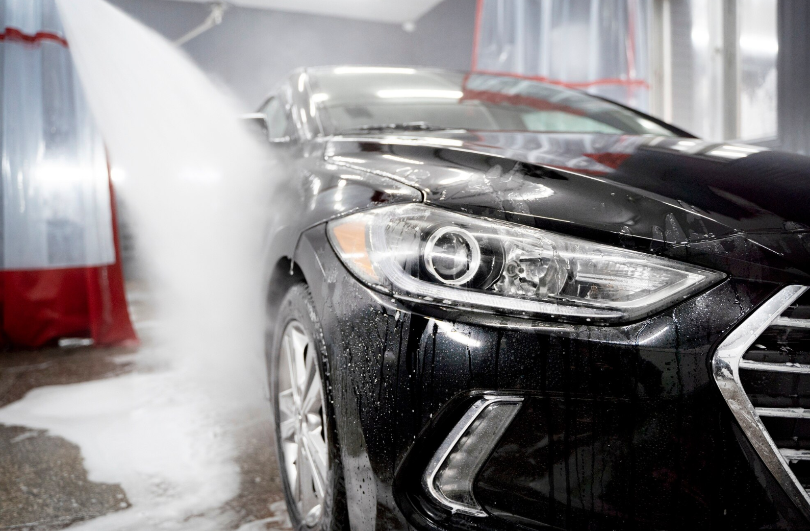 Не варто мити автомобільні фари звичайною водою - фото 1