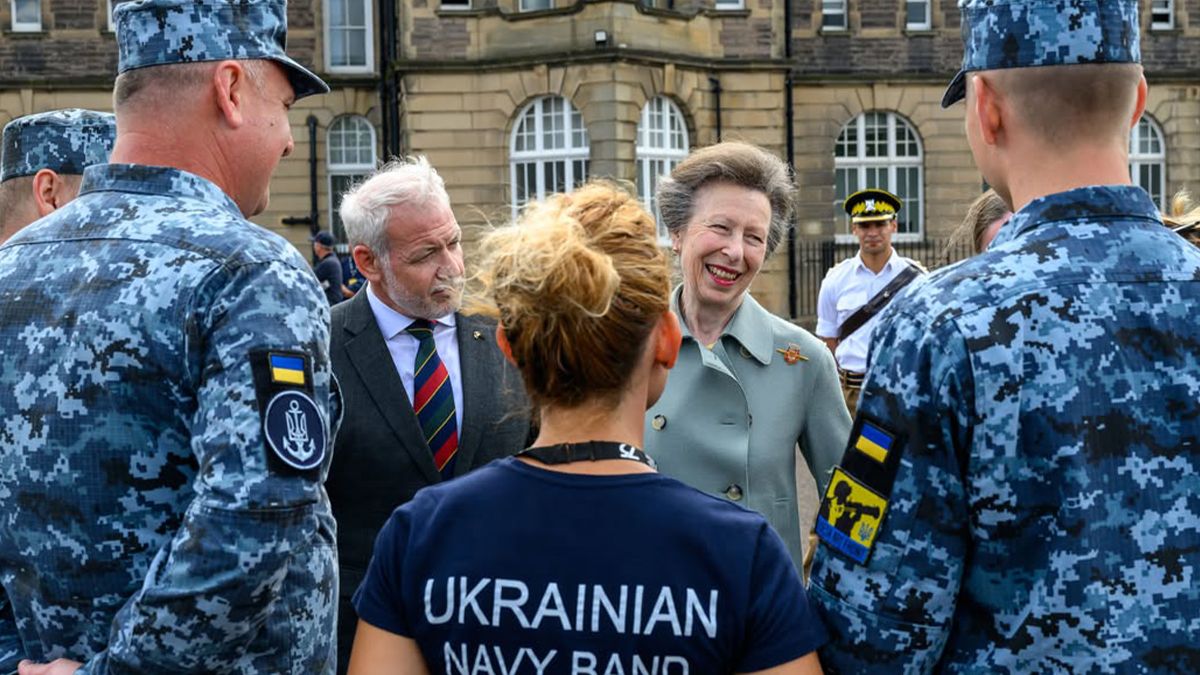 З усмішкою на обличчі: принцеса Анна зустрілася з українськими військовими музикантами
