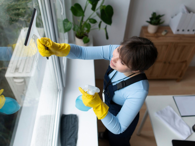 Від розводів не залишиться і сліду: ефективний спосіб відмити вікна за лічені хвилини - фото 561656