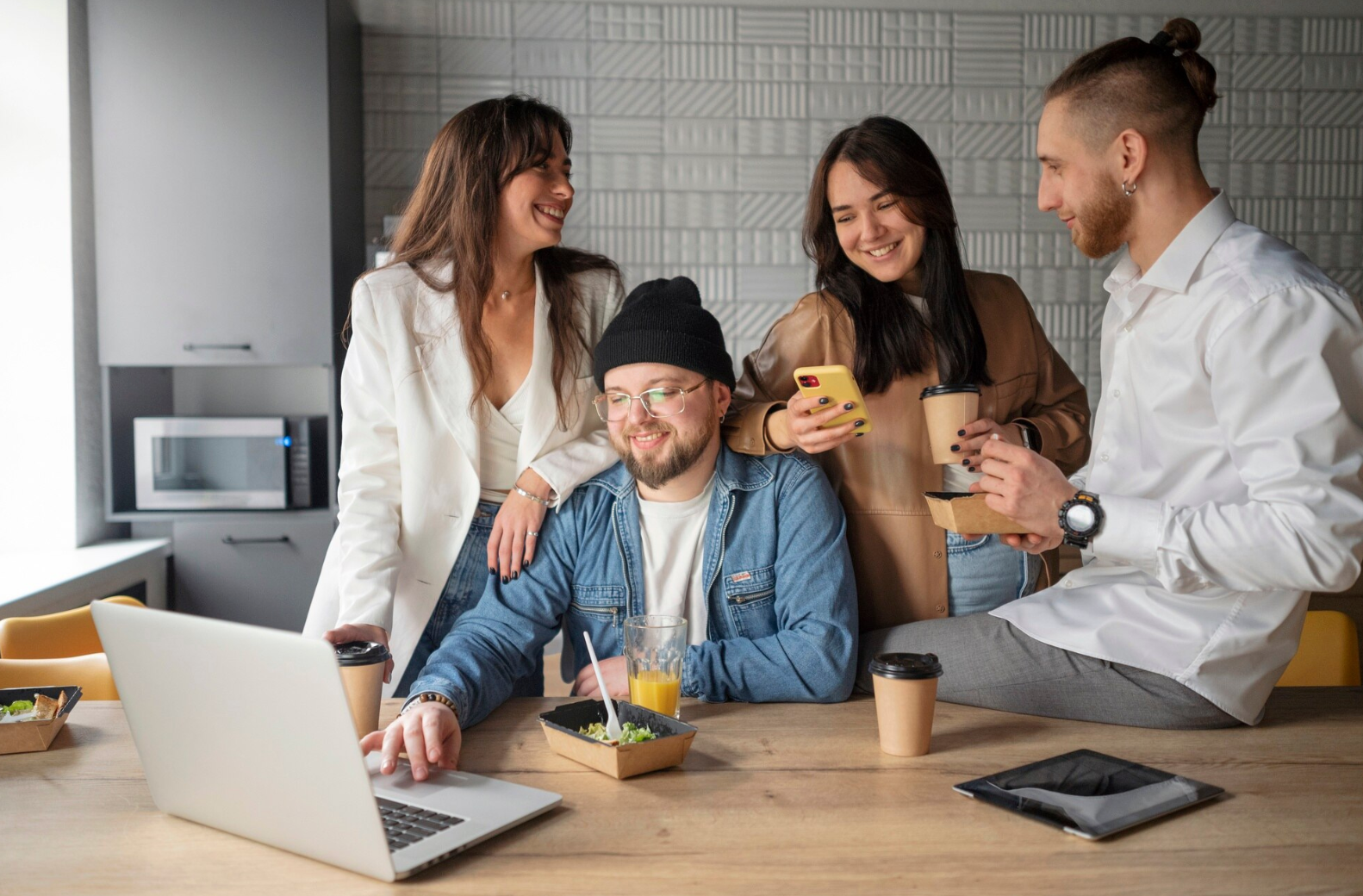 Ці друзі-колеги здатні нашкодити вам на роботі - фото 1