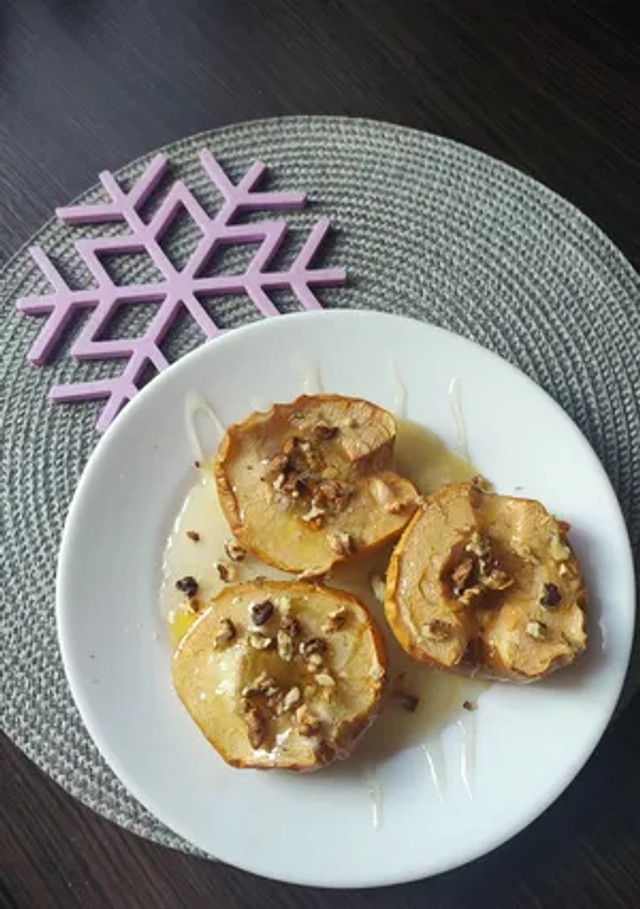 Печені яблука з медом та горіхами - фото 561872