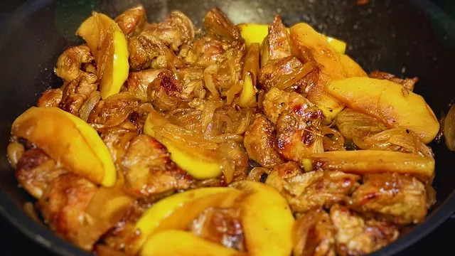 Куряча печінка з яблуками в соєво-медовому соусі - фото 561877