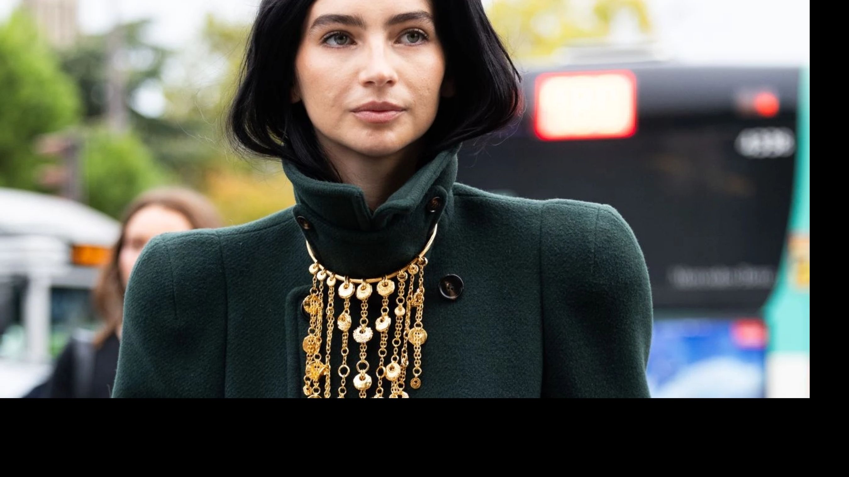 Масивні кольє поверх пальта: тренд сезону осінь-зима - фото 1