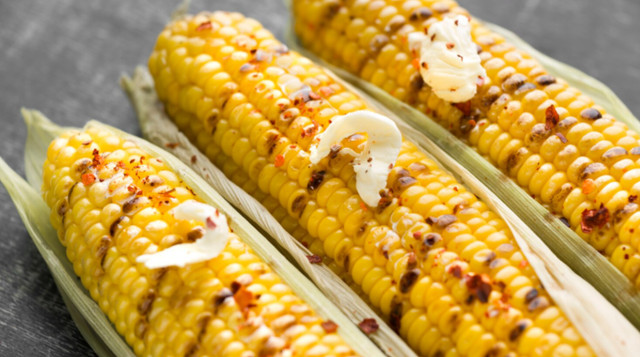 Як приготувати ідеальну кукурудзу на грилі чи в духовці - фото 562203