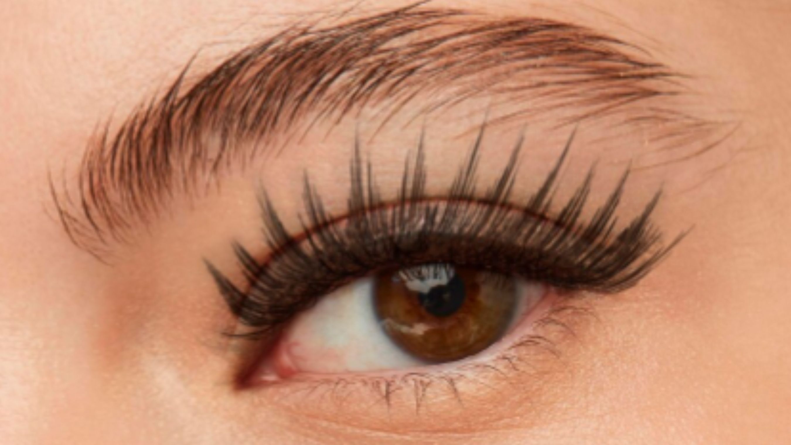 Лайфхаки стилістів: як зробити вії довшими без дорогої туші