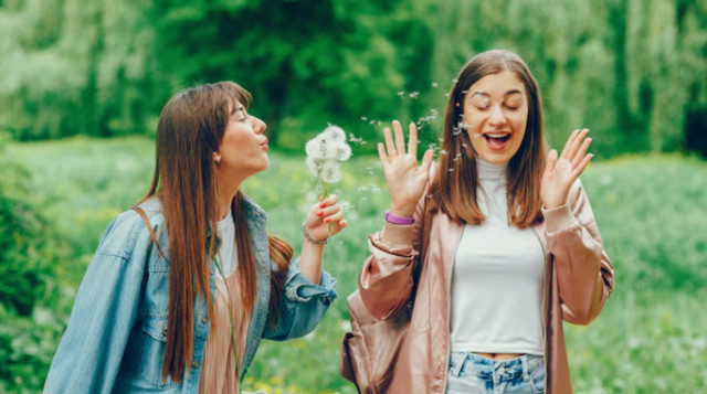 Екстраверт показує приклад інтроверту, як не боятися спілкування - фото 562314