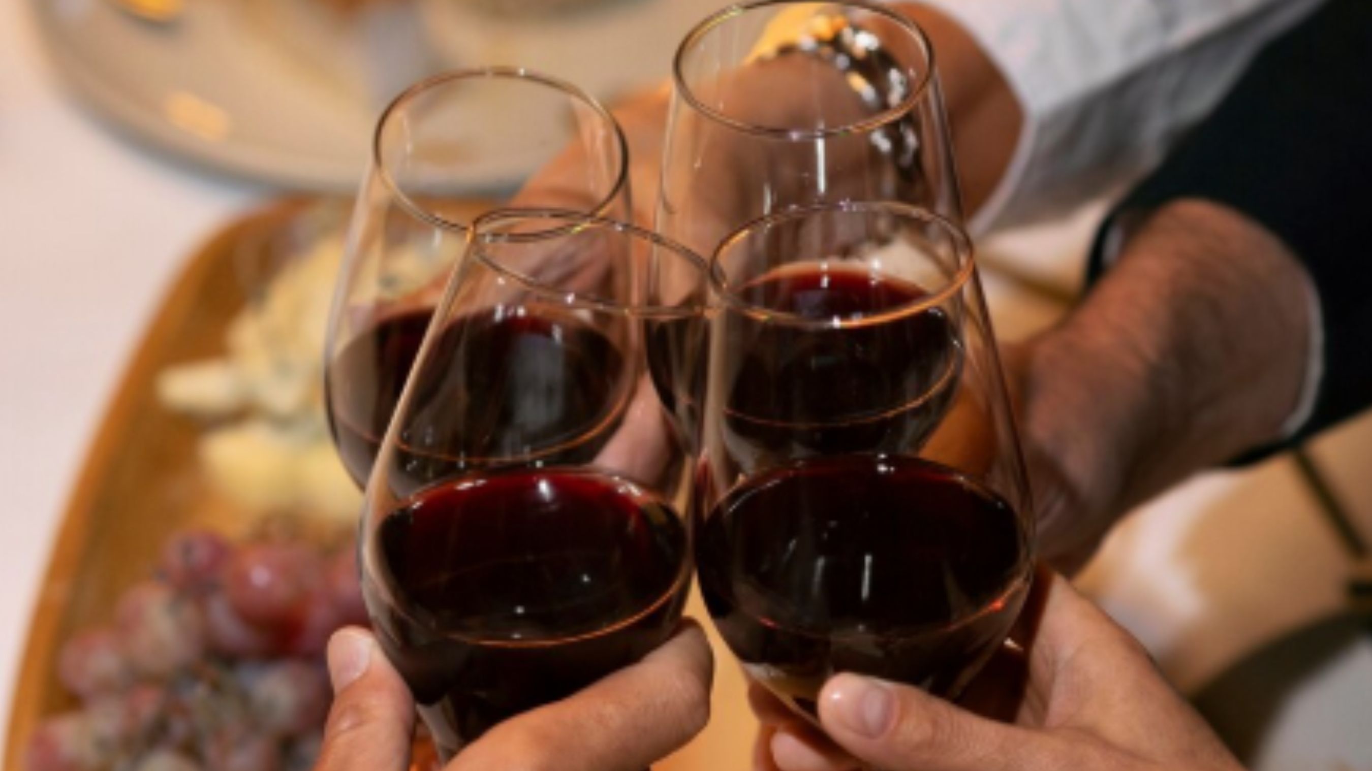 Чи корисно пити вино щодня? - фото 1