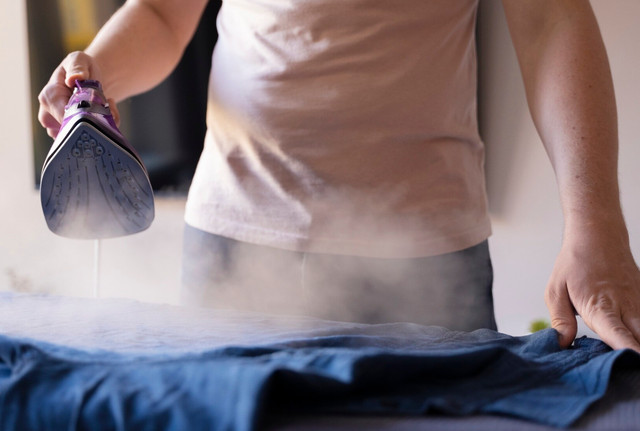 Більше не викидайте улюблені речі: як відліпити жуйку від них - фото 562496