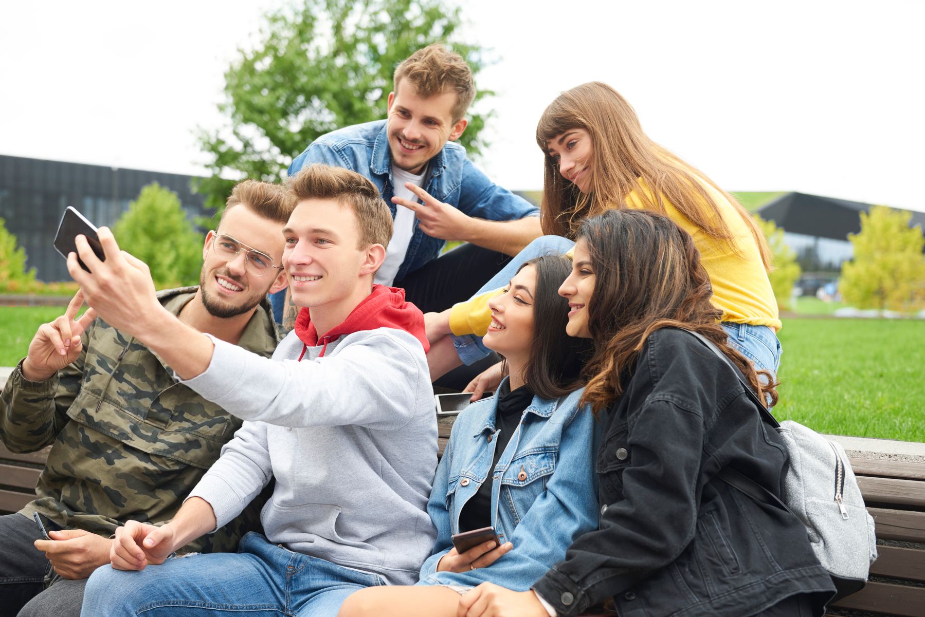 Красиві привітання з Днем молоді - фото 1