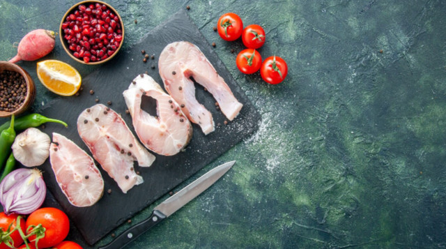 Жирна риба, така як лосось, скумбрія та вугор, найбагатша на колаген- фото 562587