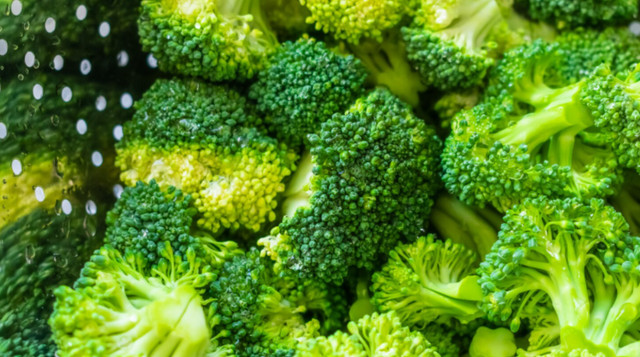 Броколі найкраще готувати на пару або відварювати - фото 562707