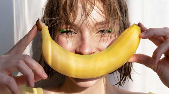 Шкіркою від бананів можна відбілити зуби - фото 562750