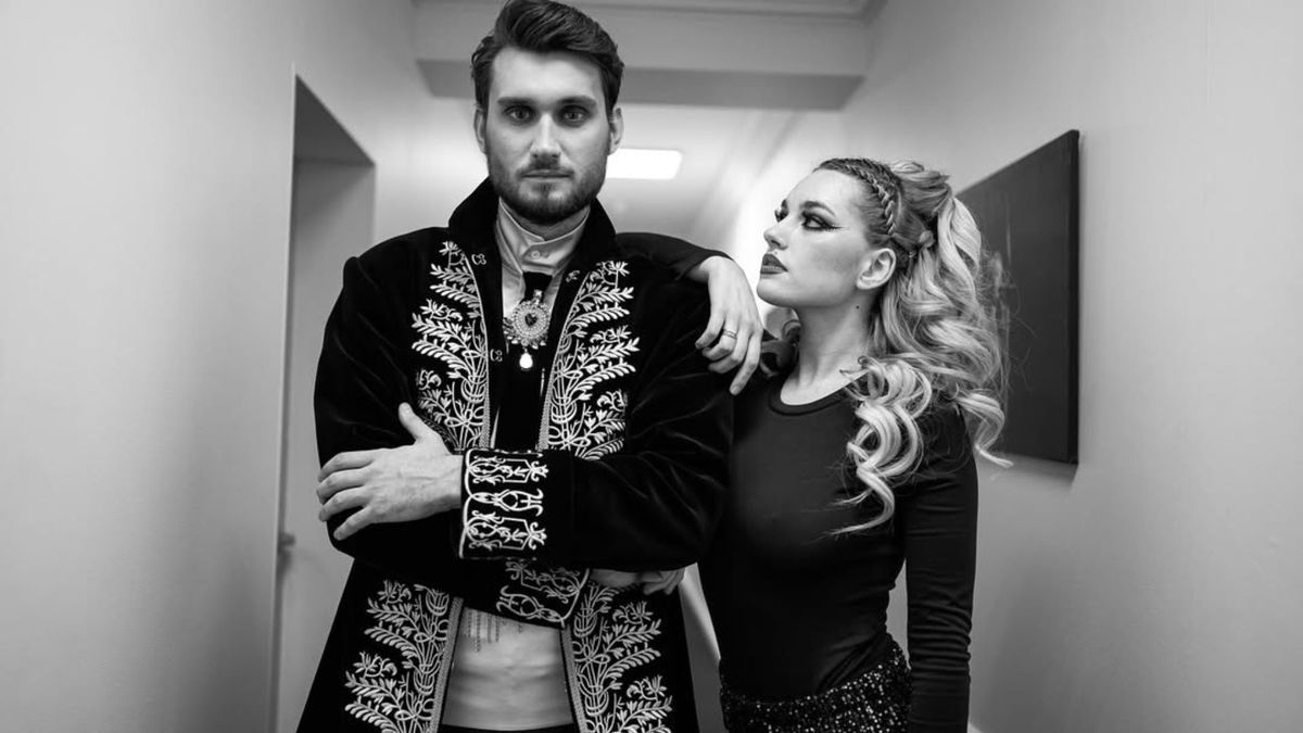 Подружжя відпочиває у Карпатах - фото 1