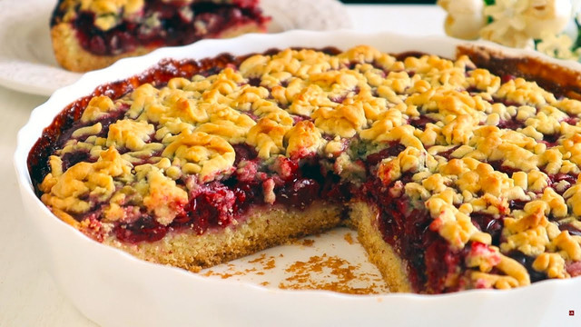 Рецепт тертого пирога з горіхами та вишнями - фото 562925