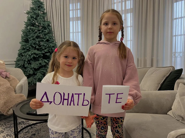 Соломія і Стефанія підтримують тата - фото 562972