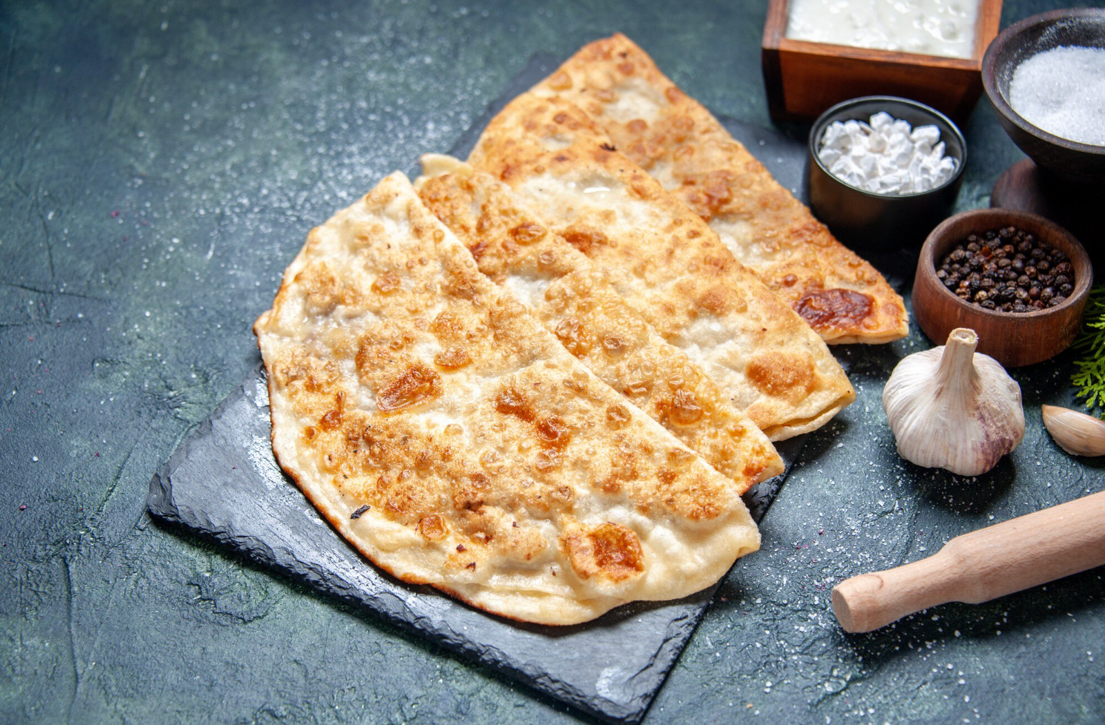 Ектор приготував Маріупольські чебуреки за рецептом мами Олексія Дурнєва