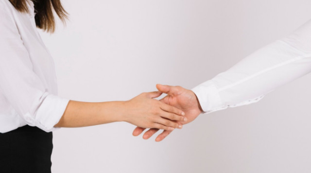 Рукостискання робить позитивне враження про вас - фото 563265