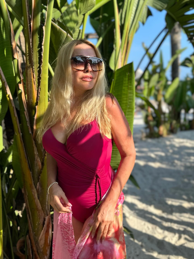 Акторка позує на відпочинку - фото 563340