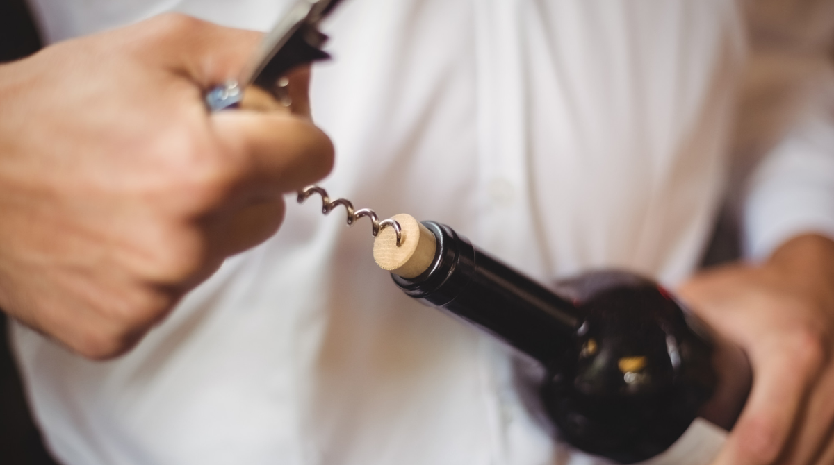 Лайфхаки від сомельє: як відкрити пляшку вина підручними засобами - фото 1