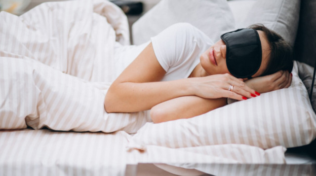 Використовуйте маску для очей для кращого сну - фото 563421