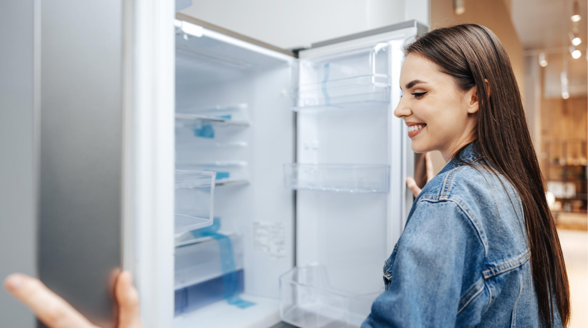 Засіб за 2 гривні: як позбутися неприємного запаху в холодильнику
