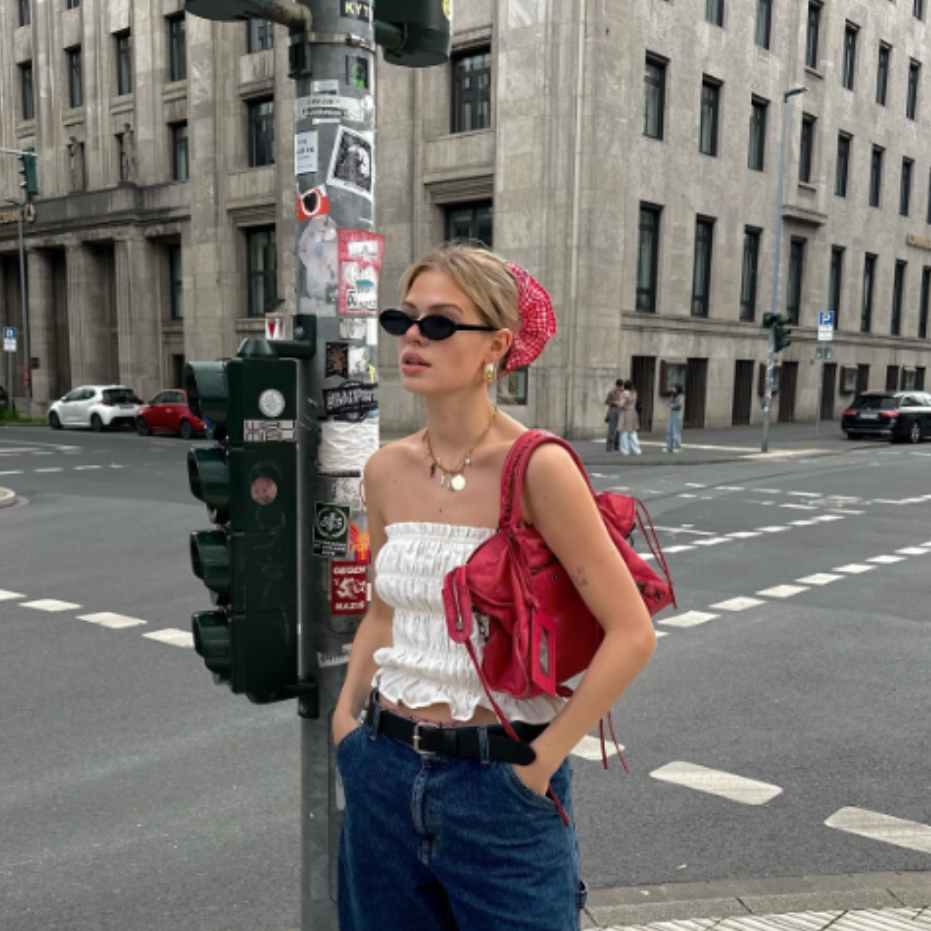 Мода із 90-х: як носити великі гумки для волосся, щоб бути в тренді