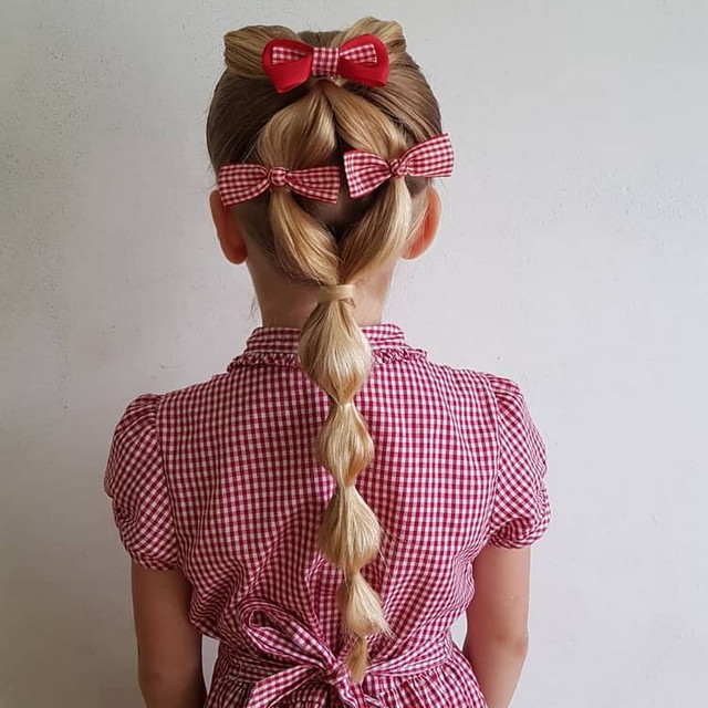 Зачіски з бантами для школярок - фото 564095