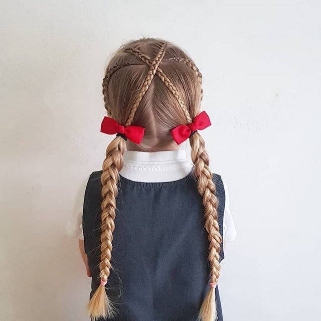 Зачіски з бантами для школярок - фото 564096