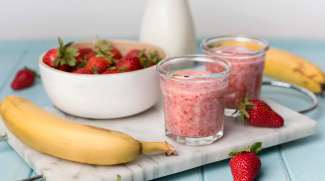 Змішування бананів і ягід у блендері- фото 564228