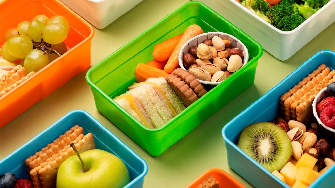 Які продукти дати дитині до школи: ідеї для корисного перекусу