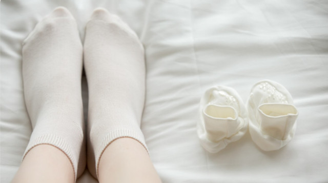 Не кидайте білі шкарпетки в пральну машину разом з кольоровими речами - фото 564300