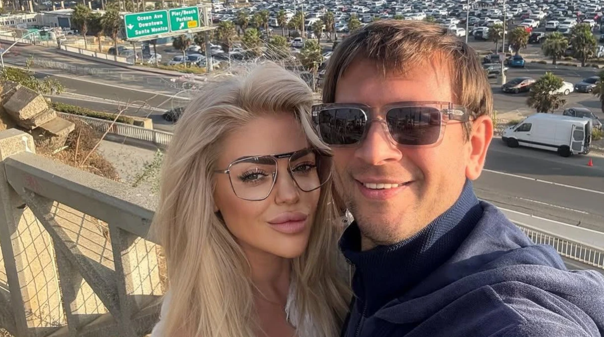 Дмитро Ступка палко привітав дівчину з днем народження на Гаваях