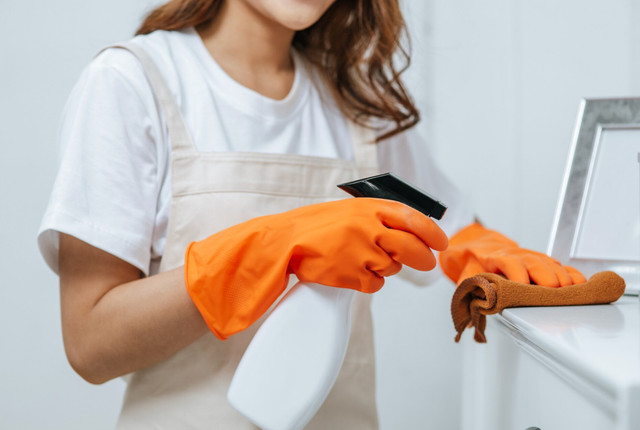 Від скотчу не буде ані сліду: чим відмити сліди від клейкої стрічки - фото 565390