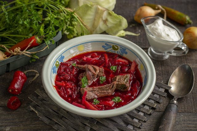 Борщ із томленою яловичою щокою та смальцем - фото 565845