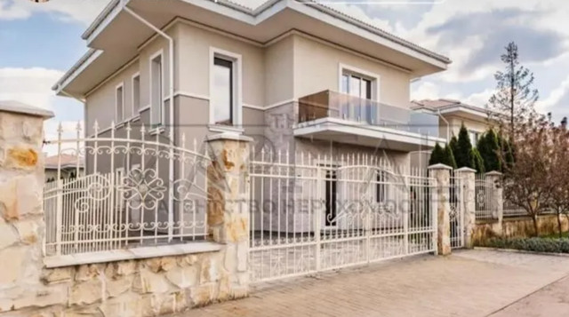 Колишня дружина Володимира Остапчука продає спільний маєток, який став причиною конфлікту - фото 566023