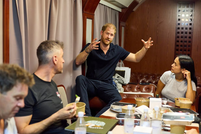 Принц Гаррі приїхав в Київ на потязі - фото 566110