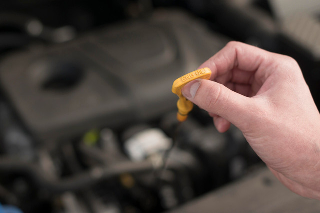 Скільки ще можна проїхати, якщо у вас загорівся індикатор оливи, щоб не вбити двигун - фото 566242