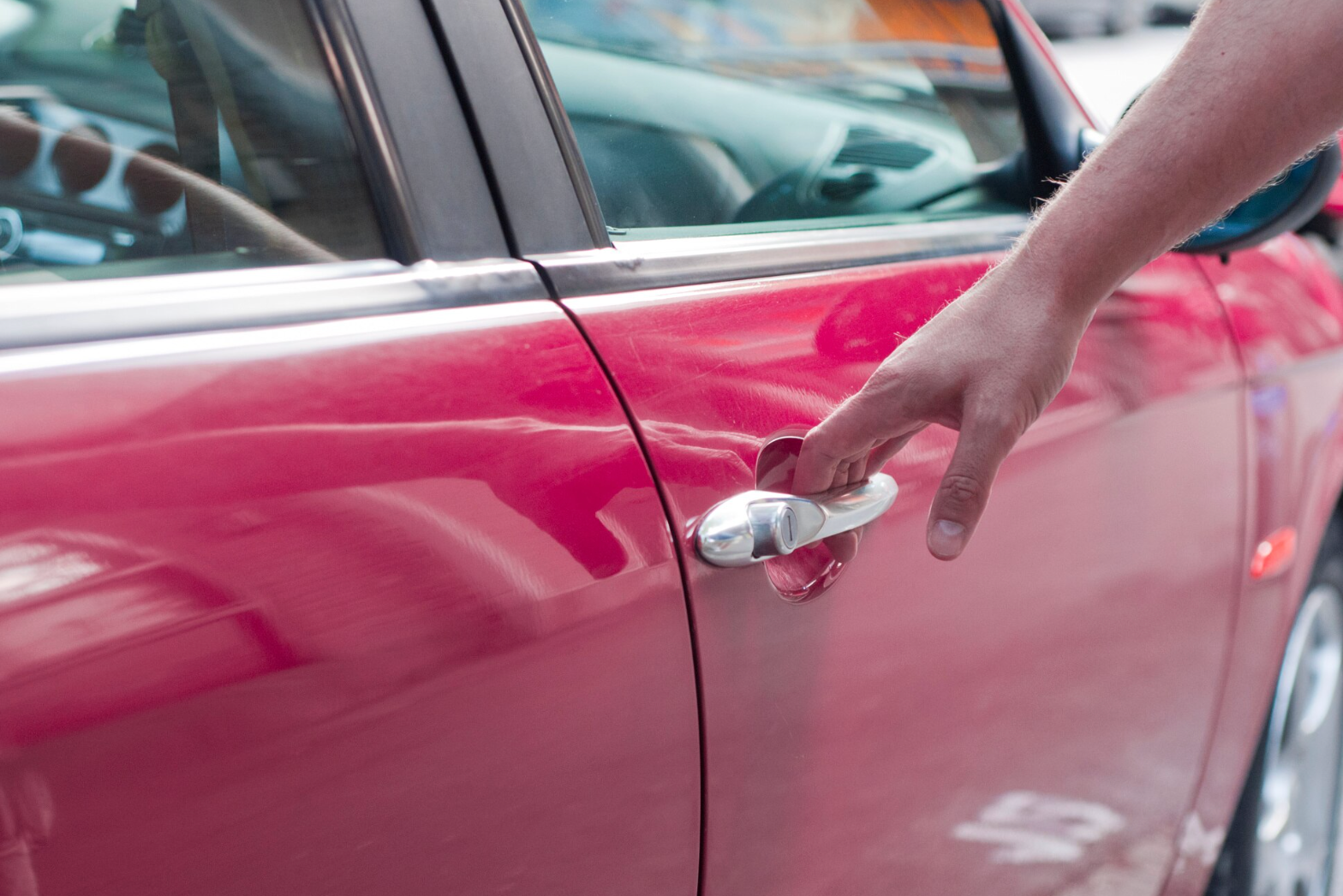 Чому ж насправді автомобільна індустрія відмовилась від рожевих машин