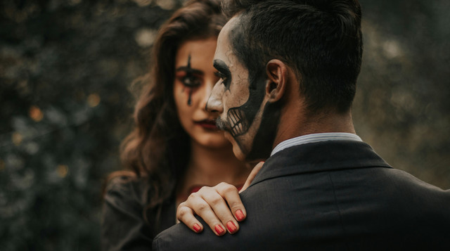 таємничі чоловік та жінка - фото 566423